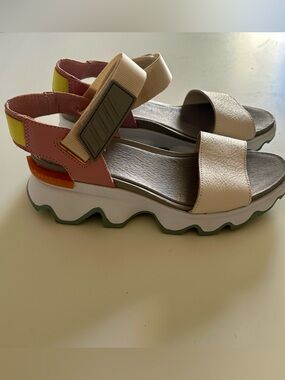 Like new Sorel Cream and Pink Kinetic Sandals